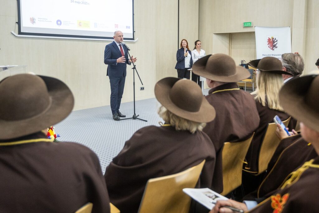Unveiling of the Camino de Santiago milestone in Toruń, photo: Szymon Zdziebło/tarantoga.pl for UMWKP
