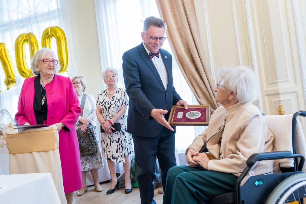 Wręczenie medalu Unitas Durat Klarze Di Lorenzo, fot. Tomasz Czachorowski/eventphoto.com.pl dla UMWKP Awarding the Unitas Durat medal to Klara Di Lorenzo, photo by Tomasz Czachorowski/eventphoto.com.pl for UMWKP