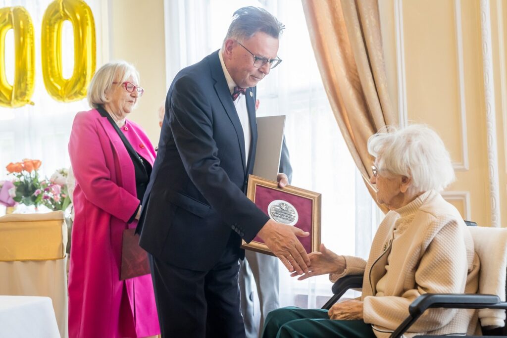 Wręczenie medalu Unitas Durat Klarze Di Lorenzo, fot. Tomasz Czachorowski/eventphoto.com.pl dla UMWKP Awarding the Unitas Durat medal to Klara Di Lorenzo, photo by Tomasz Czachorowski/eventphoto.com.pl for UMWKP