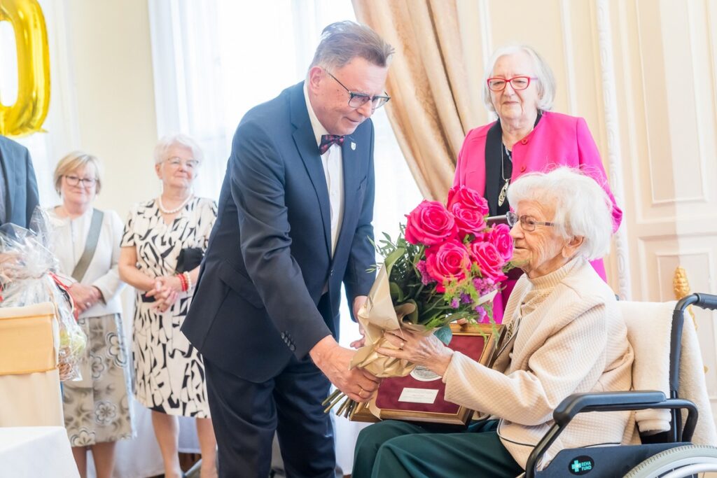 Awarding the Unitas Durat medal to Klara Di Lorenzo, photo by Tomasz Czachorowski/eventphoto.com.pl for UMWKP