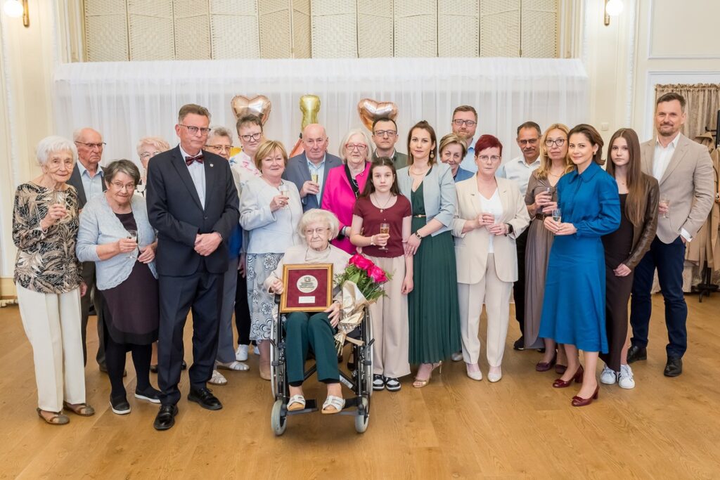Wręczenie medalu Unitas Durat Klarze Di Lorenzo, fot. Tomasz Czachorowski/eventphoto.com.pl dla UMWKP Awarding the Unitas Durat medal to Klara Di Lorenzo, photo by Tomasz Czachorowski/eventphoto.com.pl for UMWKP