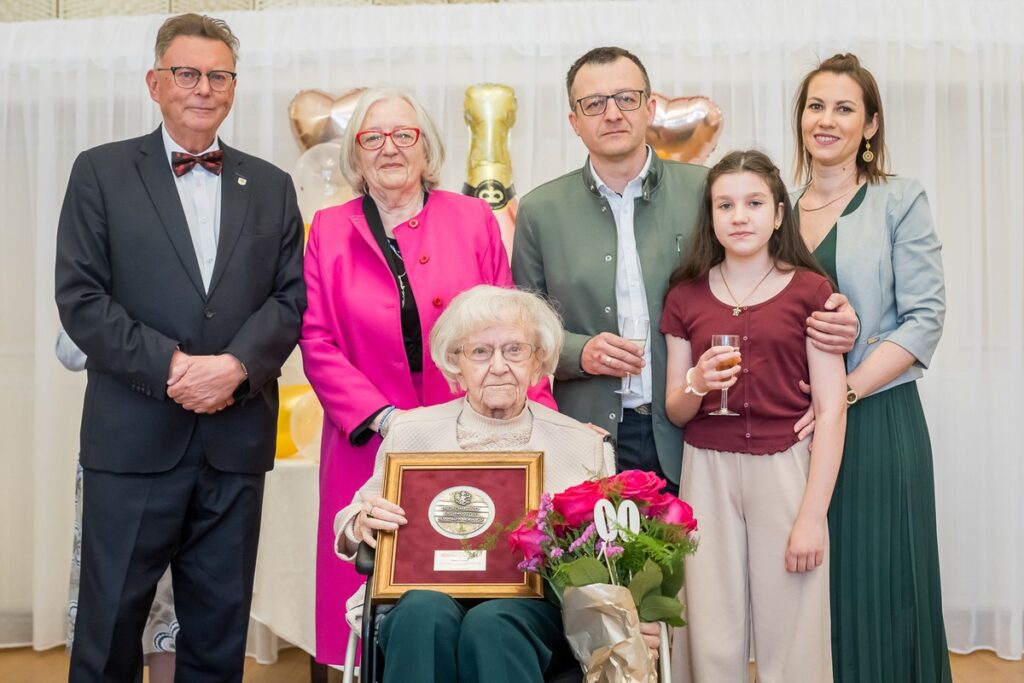 Wręczenie medalu Unitas Durat Klarze Di Lorenzo, fot. Tomasz Czachorowski/eventphoto.com.pl dla UMWKP Awarding the Unitas Durat medal to Klara Di Lorenzo, photo by Tomasz Czachorowski/eventphoto.com.pl for UMWKP