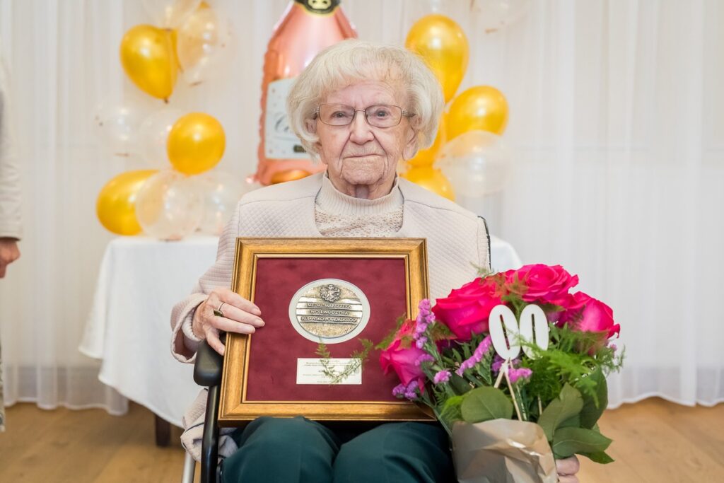 Wręczenie medalu Unitas Durat Klarze Di Lorenzo, fot. Tomasz Czachorowski/eventphoto.com.pl dla UMWKP Awarding the Unitas Durat medal to Klara Di Lorenzo, photo by Tomasz Czachorowski/eventphoto.com.pl for UMWKP
