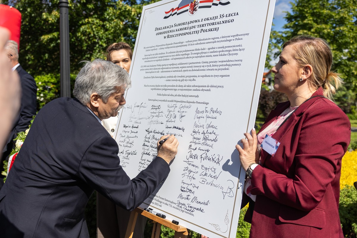 Signing of the self-government declaration on the occasion of the 35th anniversary of the rebirth of regional self-government in the Republic of Poland, Kowal 2025, photo Szymon Zdziebło/tarantoga.pl for UMWKP