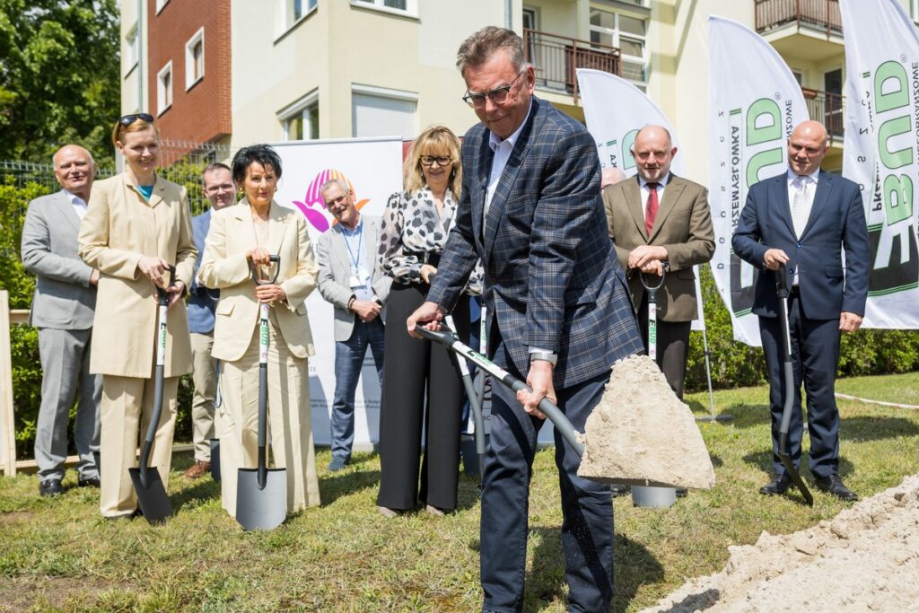 Pierwsza łopata pod budowę nowego segmentu diagnostycznego WSD, fot. Tomasz Czachorowski/eventphoto dla UMWKP First shovel for the construction of the new WSD diagnostic segment, photo by Tomasz Czachorowski/eventphoto for UMWKP
