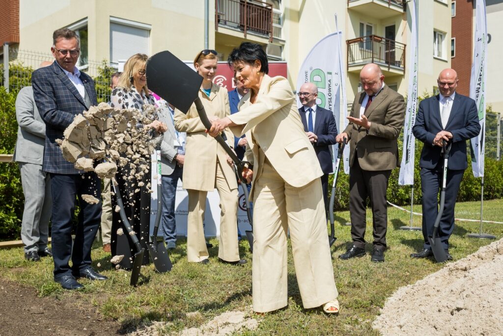 Pierwsza łopata pod budowę nowego segmentu diagnostycznego WSD, fot. Tomasz Czachorowski/eventphoto dla UMWKP First shovel for the construction of the new WSD diagnostic segment, photo by Tomasz Czachorowski/eventphoto for UMWKP