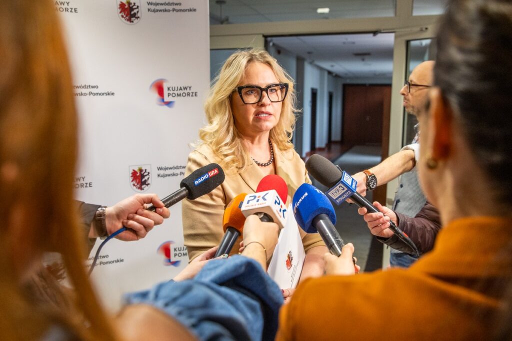 Wręczenie umów na zakup autobusów, fot. Andrzej Goiński UMWKP