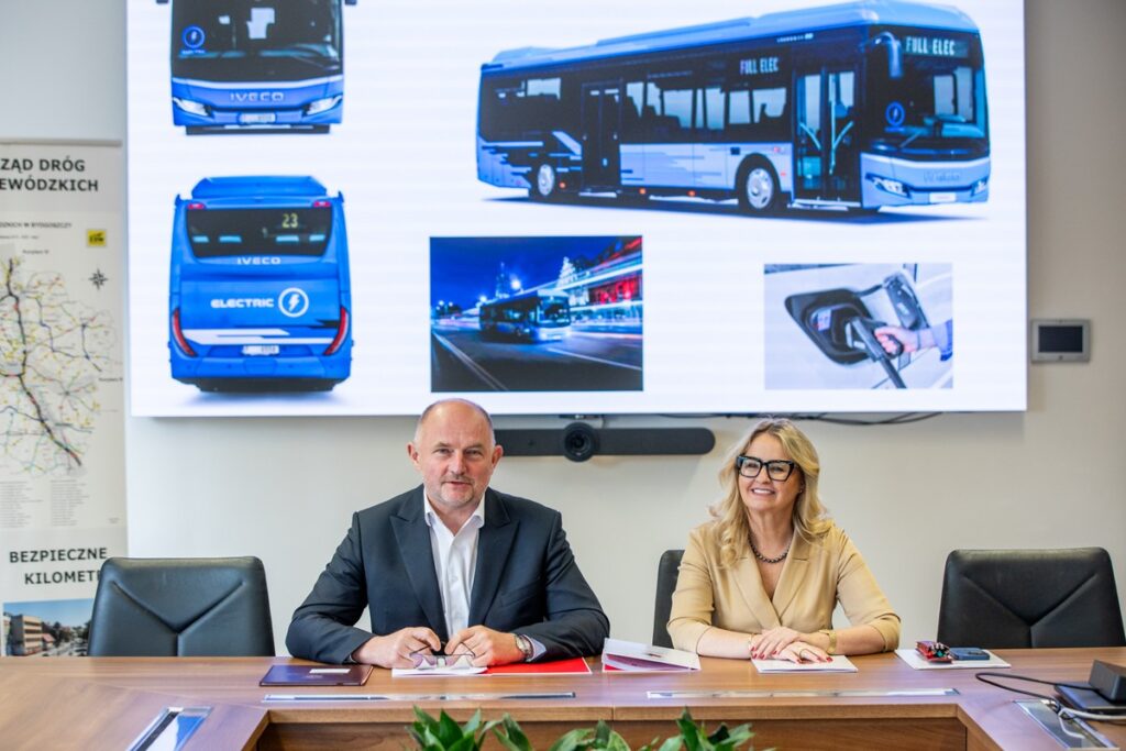 Wręczenie umów na zakup autobusów, fot. Andrzej Goiński UMWKP