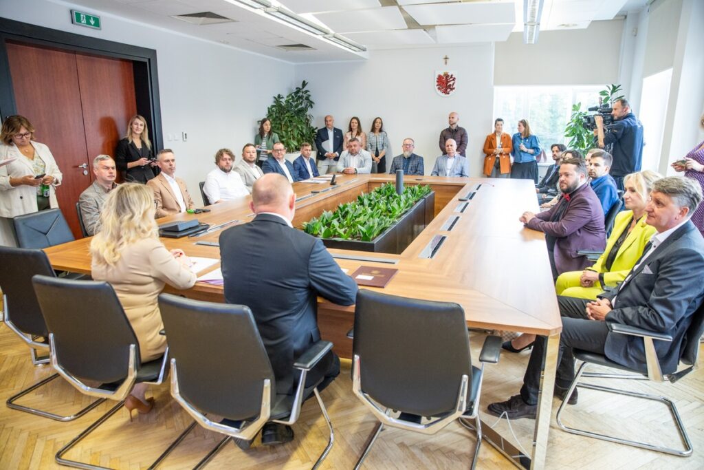 Wręczenie umów na zakup autobusów, fot. Andrzej Goiński UMWKP