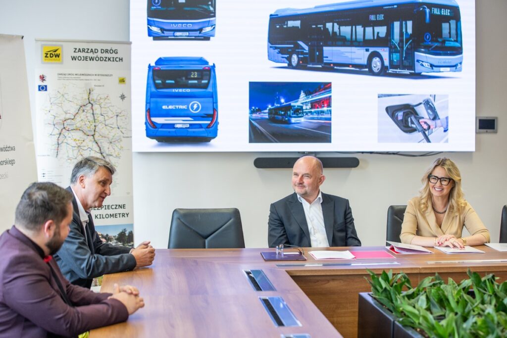 Wręczenie umów na zakup autobusów, fot. Andrzej Goiński UMWKP