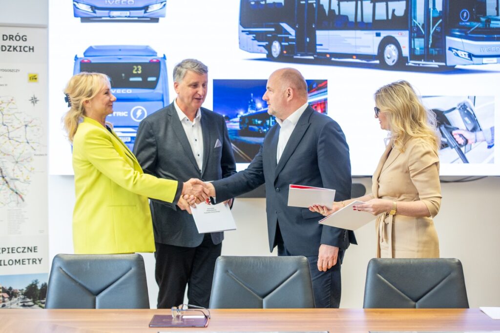 Wręczenie umów na zakup autobusów, fot. Andrzej Goiński UMWKP