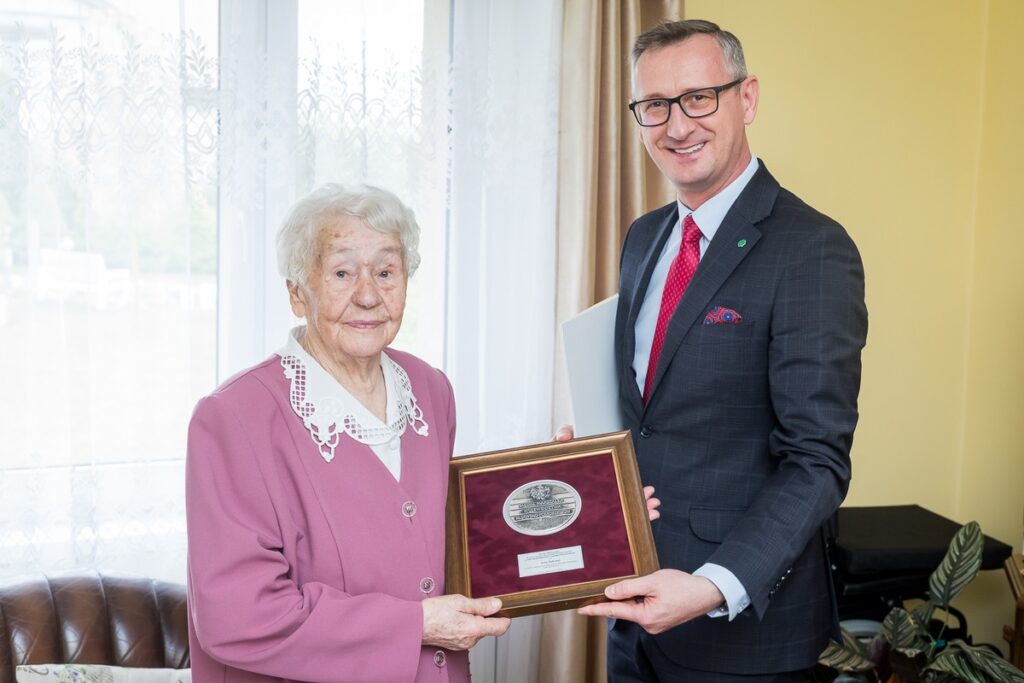 Wręczenie medalu Unitas Durat Irenie Białeckiej, fot. Tomasz Czachorowski/eventphoto.com.pl dla UMWKP
