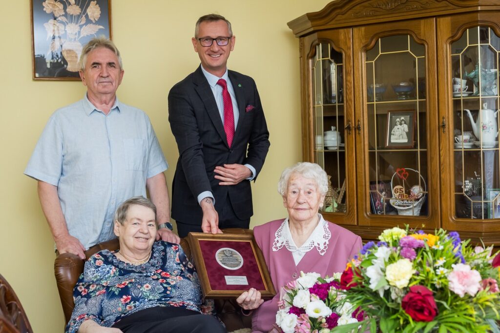 Wręczenie medalu Unitas Durat Irenie Białeckiej, fot. Tomasz Czachorowski/eventphoto.com.pl dla UMWKP