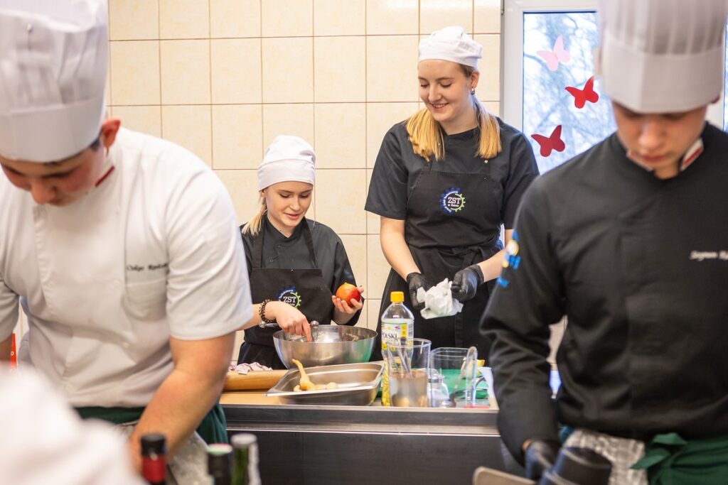 luty 2024, warsztaty walentynkowe w ZS w Grubnie, fot. Szymon Zdziebło tarantoga.pl dla UMWKP