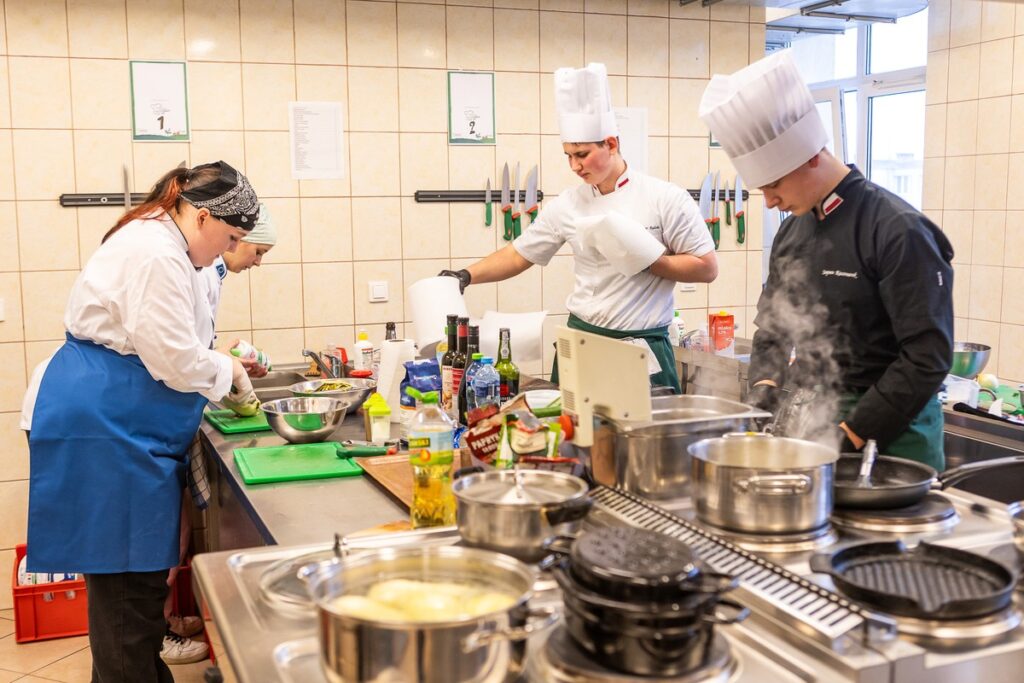 luty 2024, warsztaty walentynkowe w ZS w Grubnie, fot. Szymon Zdziebło tarantoga.pl dla UMWKP