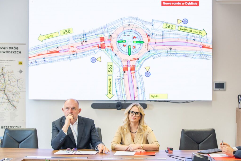 Podpisanie umów na budowę nowych rond w Dyblinie i Broniewicach, fot. Andrzej Goiński/UMWKP