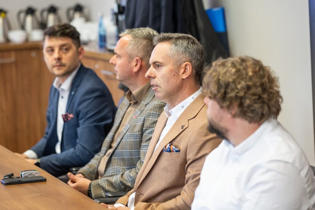 Podpisanie umów na budowę nowych rond w Dyblinie i Broniewicach, fot. Andrzej Goiński/UMWKP