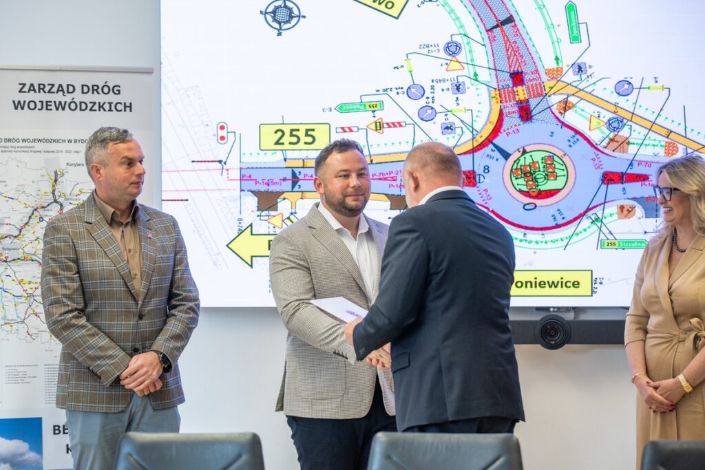 Podpisanie umów na budowę nowych rond w Dyblinie i Broniewicach, fot. Andrzej Goiński/UMWKP