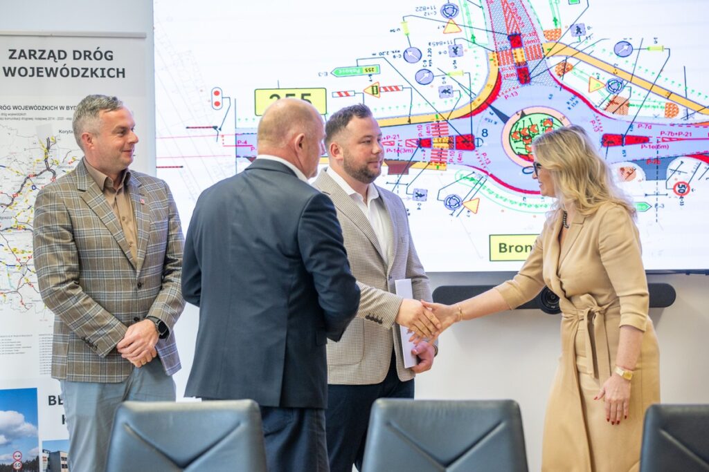 Podpisanie umów na budowę nowych rond w Dyblinie i Broniewicach, fot. Andrzej Goiński/UMWKP