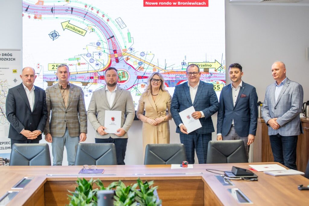 Podpisanie umów na budowę nowych rond w Dyblinie i Broniewicach, fot. Andrzej Goiński/UMWKP