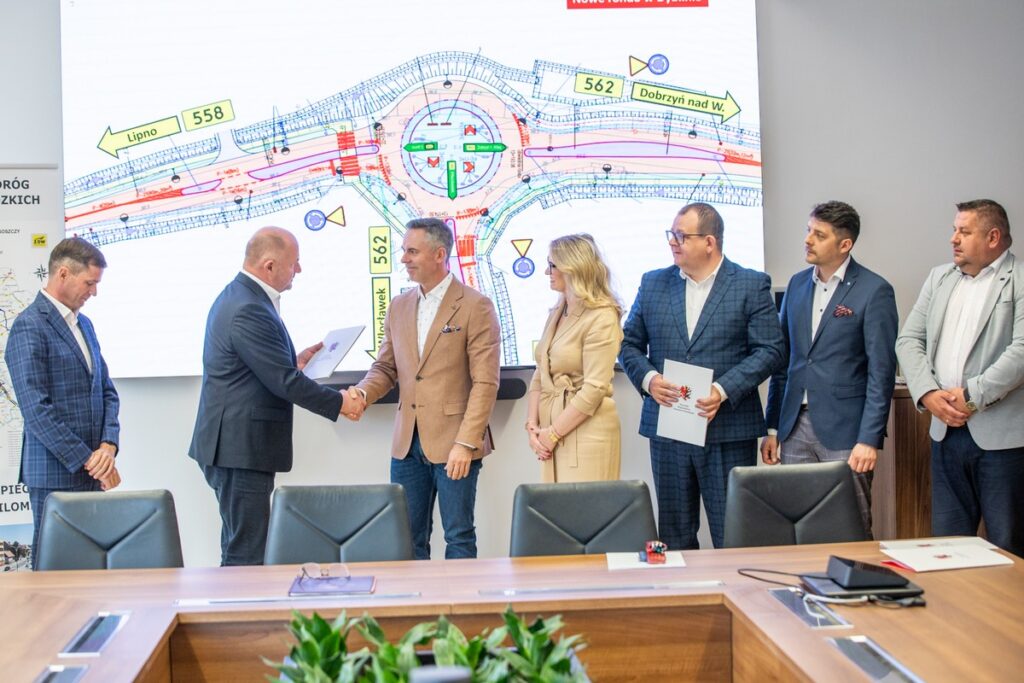 Podpisanie umów na budowę nowych rond w Dyblinie i Broniewicach, fot. Andrzej Goiński/UMWKP