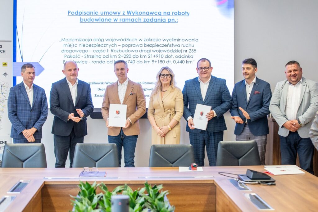 Podpisanie umów na budowę nowych rond w Dyblinie i Broniewicach, fot. Andrzej Goiński/UMWKP