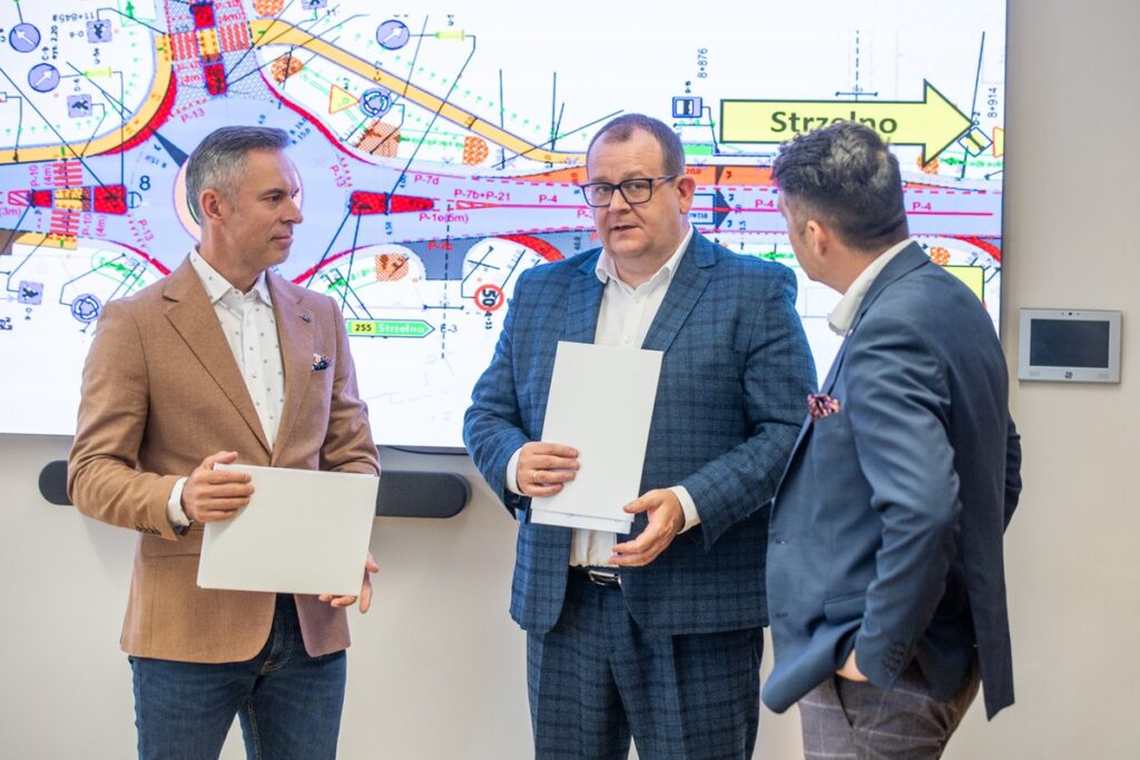 Podpisanie umów na budowę nowych rond w Dyblinie i Broniewicach, fot. Andrzej Goiński/UMWKP