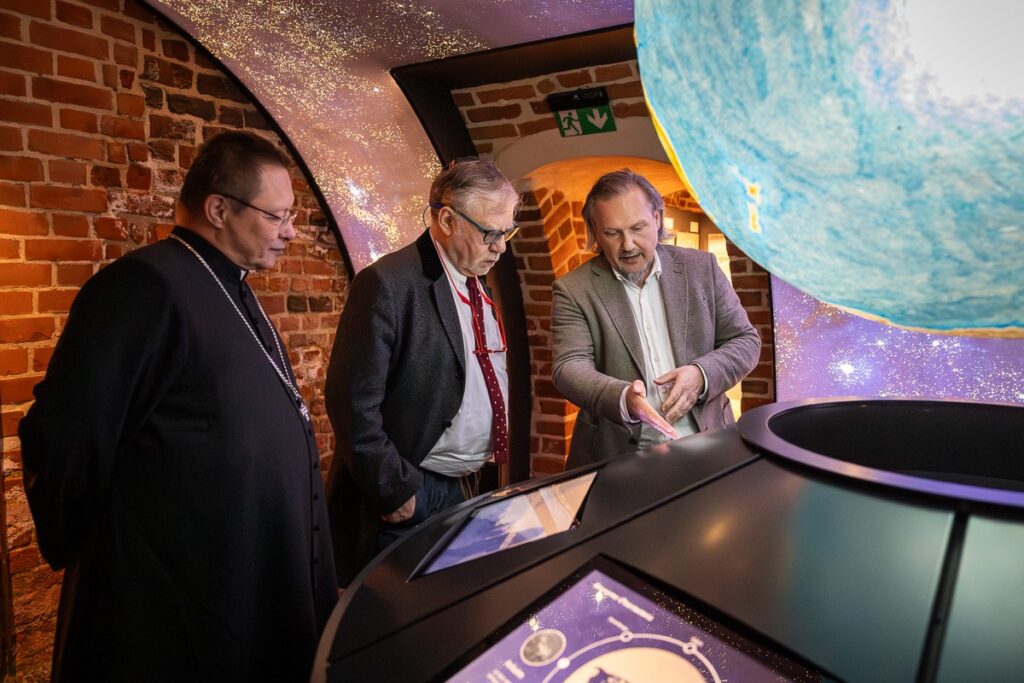 Prof. Joseph Weiler i ks. kard. Grzegorz Ryś w domu Mikołaja Kopernika, fot. Szymon Zdziebło, tarantoga.pl dla UMWKP