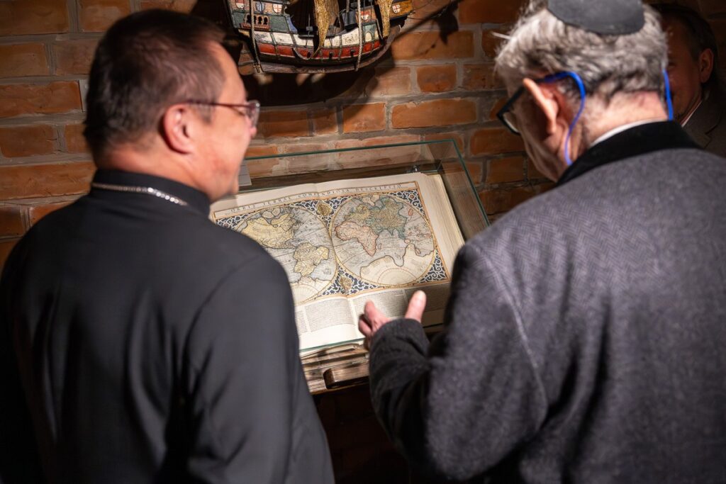 Prof. Joseph Weiler i ks. kard. Grzegorz Ryś w domu Mikołaja Kopernika, fot. Szymon Zdziebło, tarantoga.pl dla UMWKP