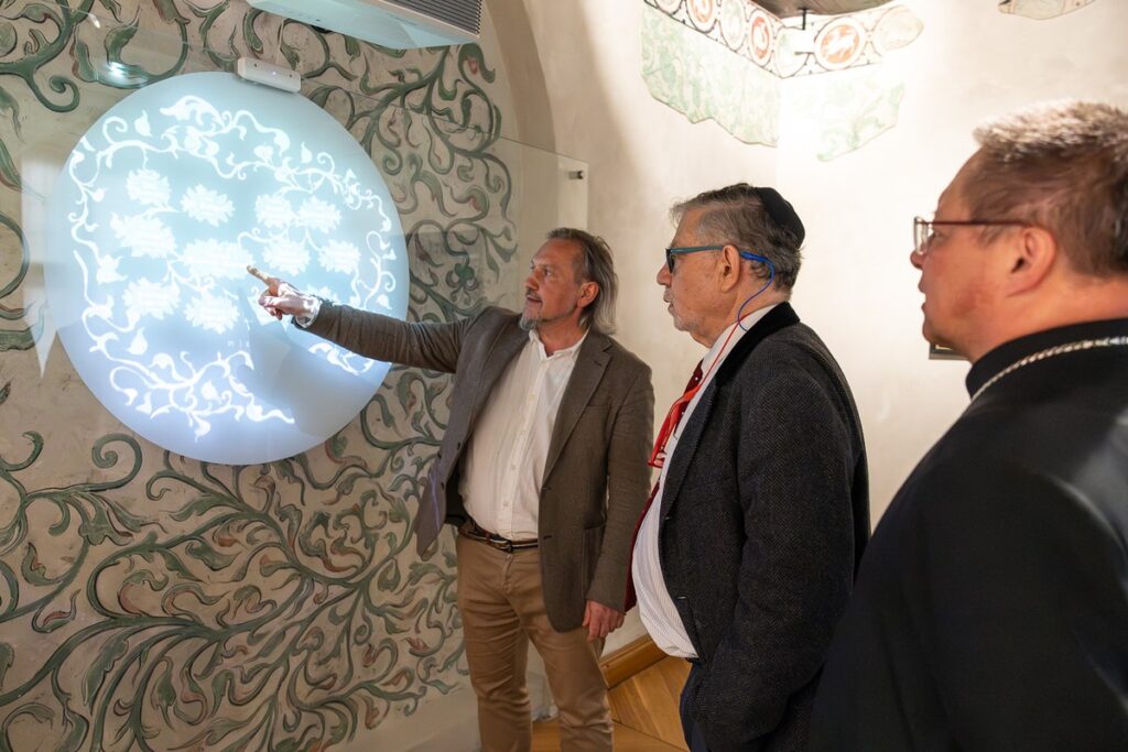 Prof. Joseph Weiler i ks. kard. Grzegorz Ryś w domu Mikołaja Kopernika, fot. Szymon Zdziebło, tarantoga.pl dla UMWKP