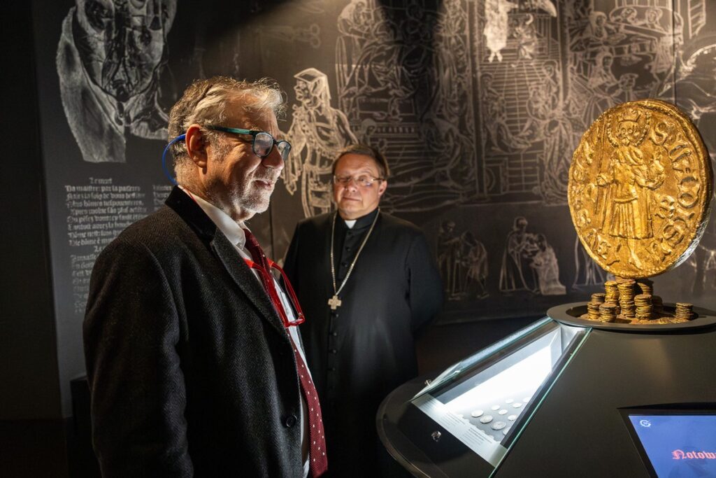 Prof. Joseph Weiler i ks. kard. Grzegorz Ryś w domu Mikołaja Kopernika, fot. Szymon Zdziebło, tarantoga.pl dla UMWKP