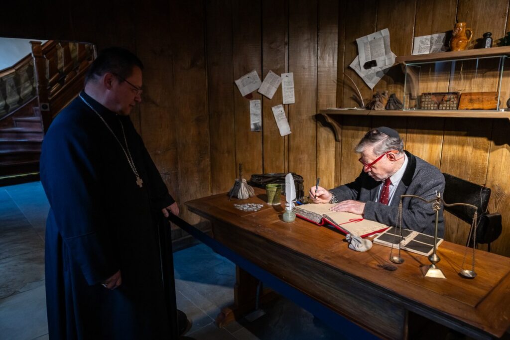 Prof. Joseph Weiler i ks. kard. Grzegorz Ryś w domu Mikołaja Kopernika, fot. Szymon Zdziebło, tarantoga.pl dla UMWKP