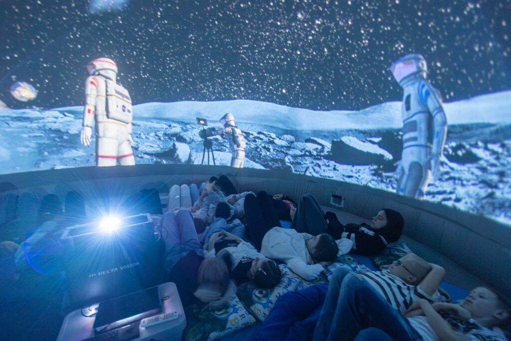 Piknik naukowy Astrobaza Toruń, fot. Mikołaj Kuras dla UMWKP