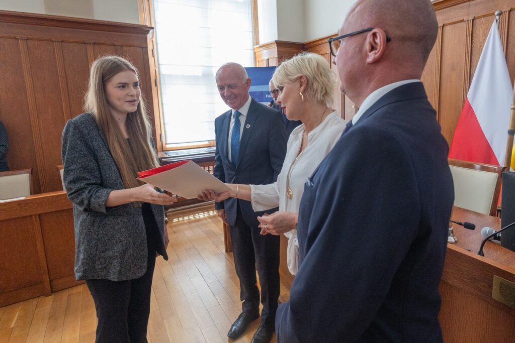 Uroczystość wręczenia umów FEdKP, 13 czerwca 2025 r., fot. Mikołaj Kuras dla UMWKP