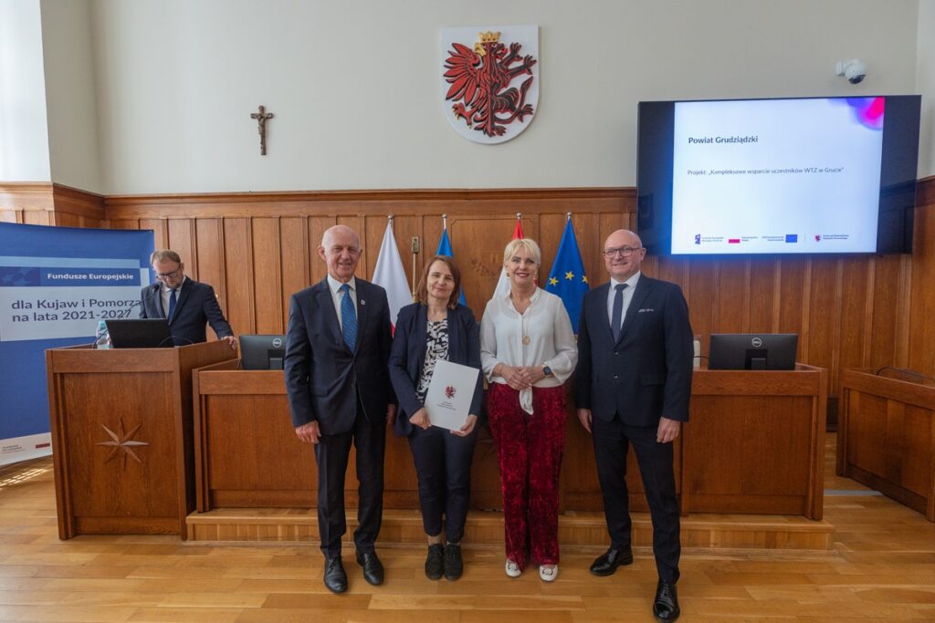 Uroczystość wręczenia umów FEdKP, 13 czerwca 2025 r., fot. Mikołaj Kuras dla UMWKP