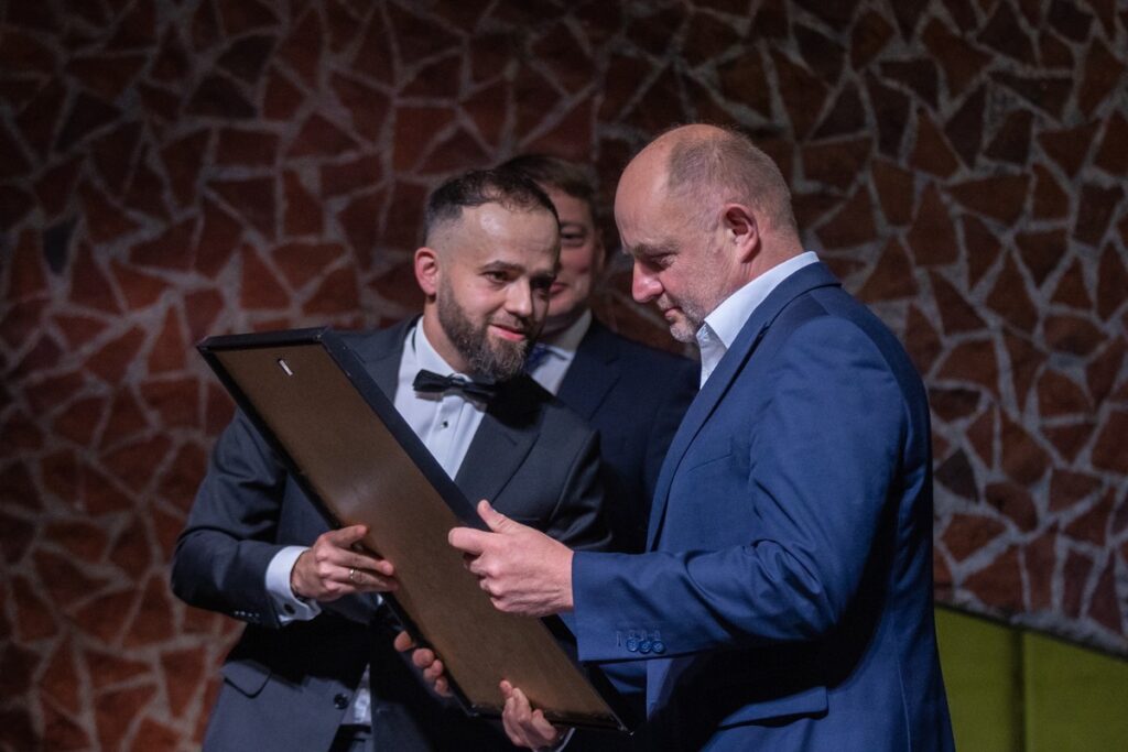 Muza TOS-u dla marszałka Piotra Całbeckiego, fot. Mikołaj Kuras dla UMWKP