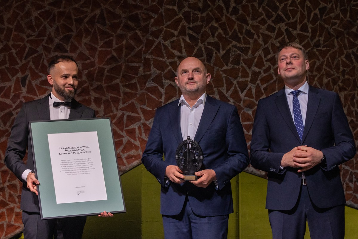 Muza TOS-u dla marszałka Piotra Całbeckiego, fot. Mikołaj Kuras dla UMWKP