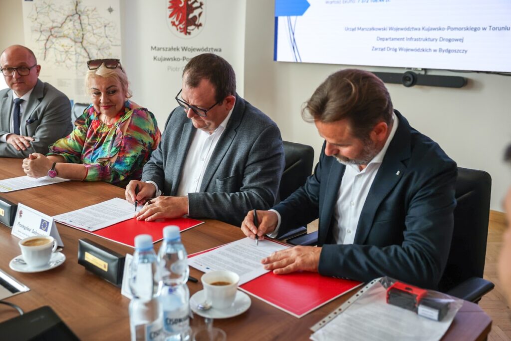 Ceremonia podpisania umowy, fot. Szymon Zdziebło/tarantoga dla UMWKP