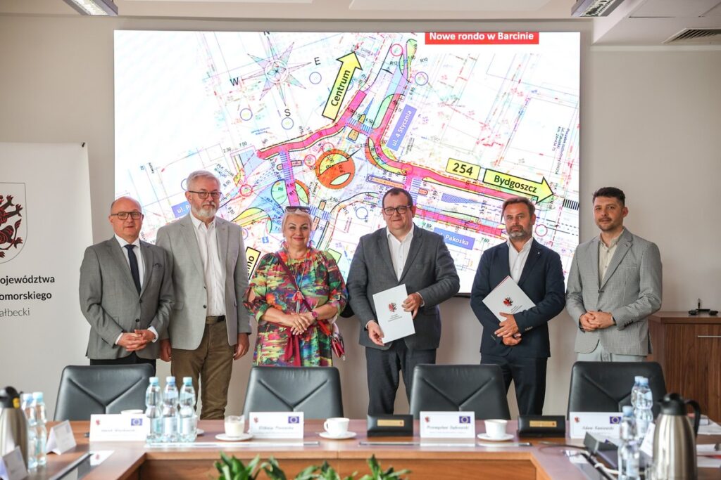 Ceremonia podpisania umowy, fot. Szymon Zdziebło/tarantoga dla UMWKP