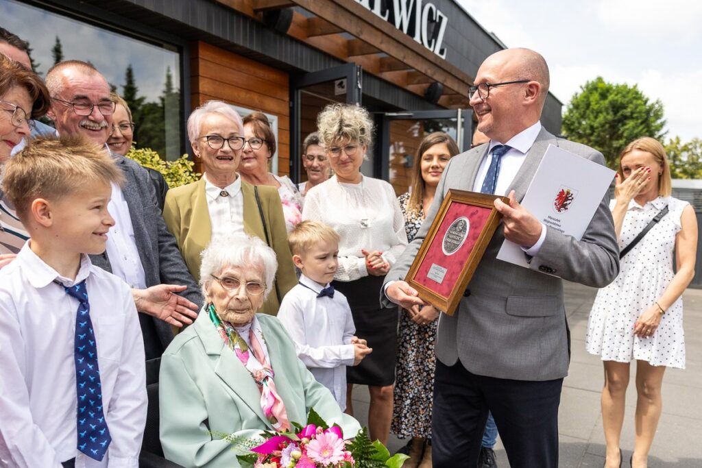 Wręczenie medalu Unitas Durat Cecylii Lemke, fot. Szymon Zdziebło/tarantoga.pl dla UMWKP