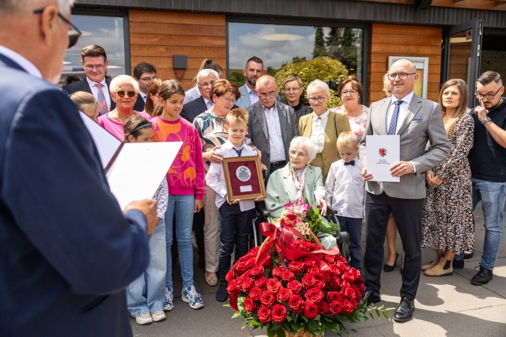 Wręczenie medalu Unitas Durat Cecylii Lemke, fot. Szymon Zdziebło/tarantoga.pl dla UMWKP
