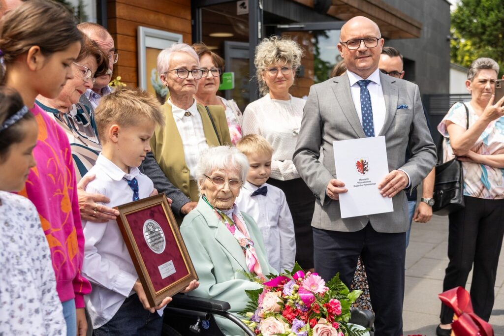 Wręczenie medalu Unitas Durat Cecylii Lemke, fot. Szymon Zdziebło/tarantoga.pl dla UMWKP