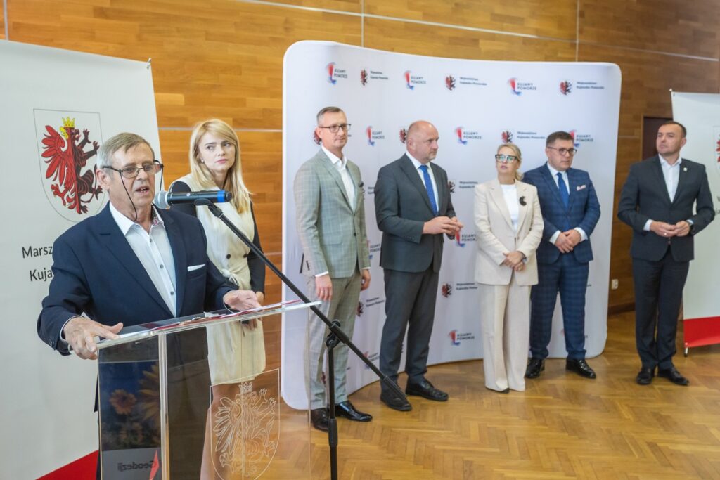 Wręczenie umów na dotację zakupu ciasta dla pszczół, fot. Mikołaj Kuras dla UMWKP