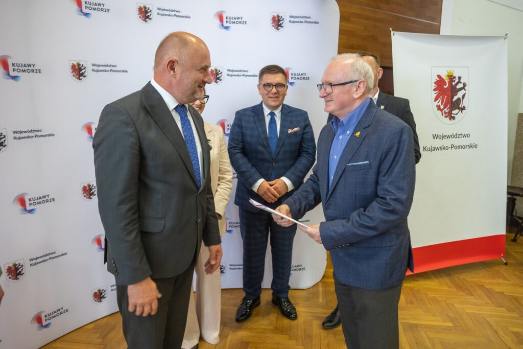 Wręczenie umów na dotację zakupu ciasta dla pszczół, fot. Mikołaj Kuras dla UMWKP