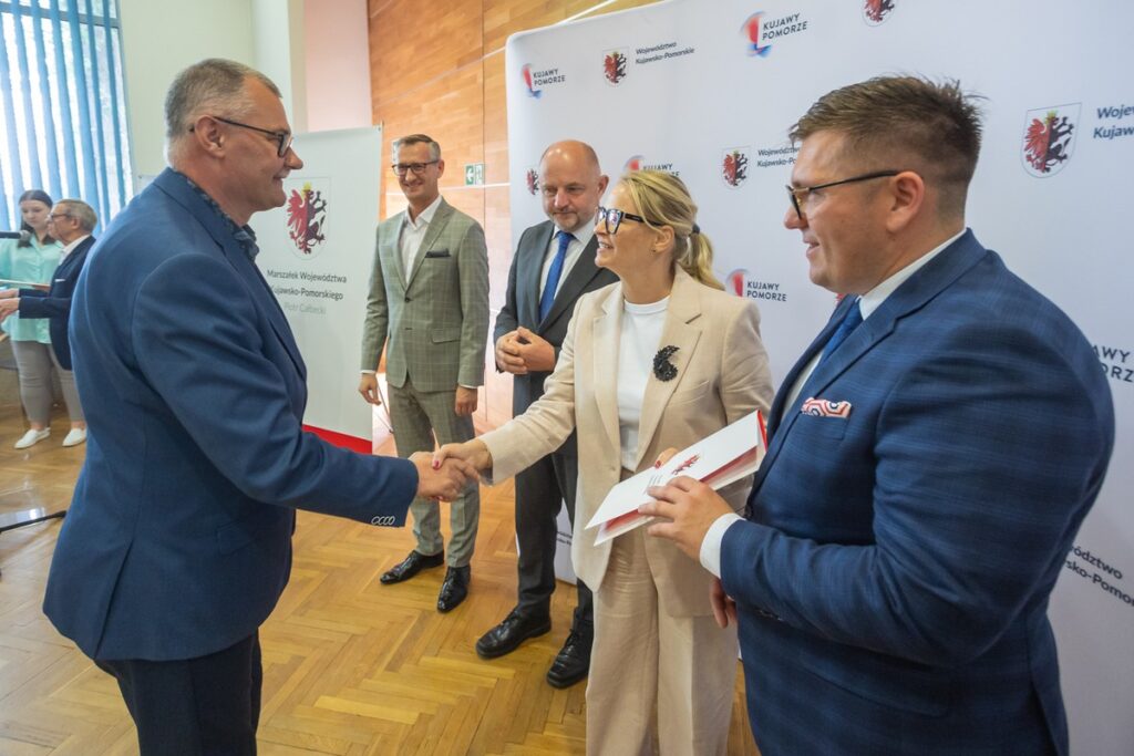 Wręczenie umów na dotację zakupu ciasta dla pszczół, fot. Mikołaj Kuras dla UMWKP