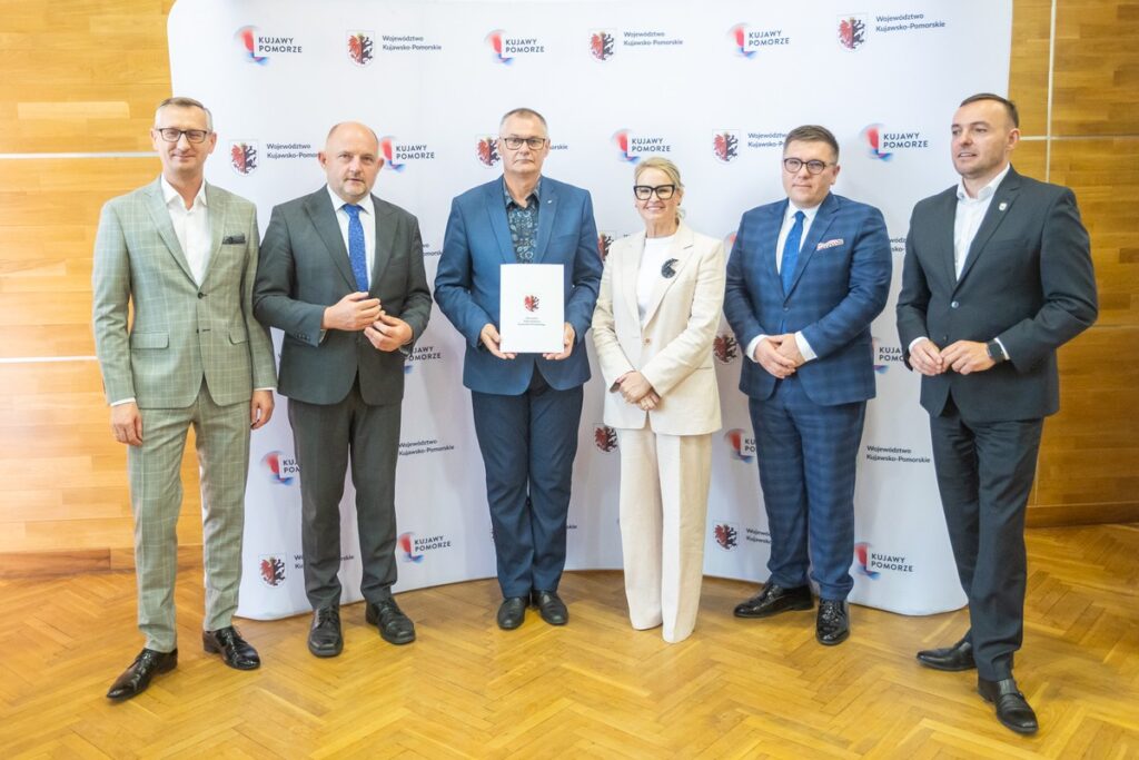 Wręczenie umów na dotację zakupu ciasta dla pszczół, fot. Mikołaj Kuras dla UMWKP