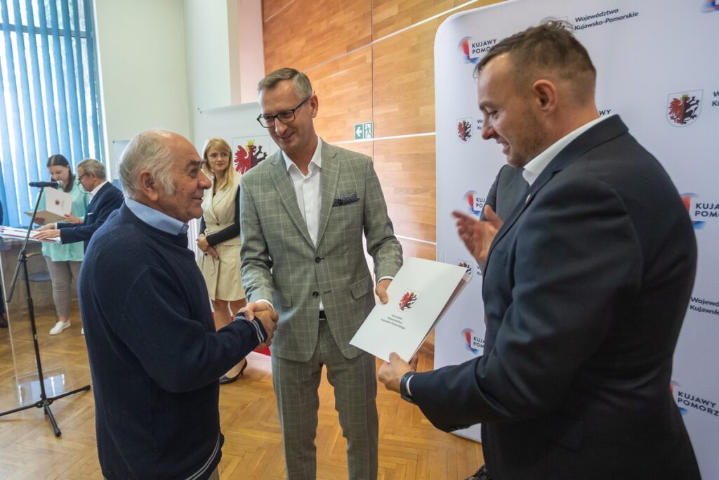 Wręczenie umów na dotację zakupu ciasta dla pszczół, fot. Mikołaj Kuras dla UMWKP