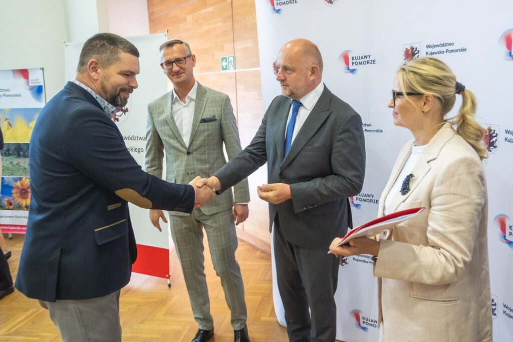 Wręczenie umów na dotację zakupu ciasta dla pszczół, fot. Mikołaj Kuras dla UMWKP