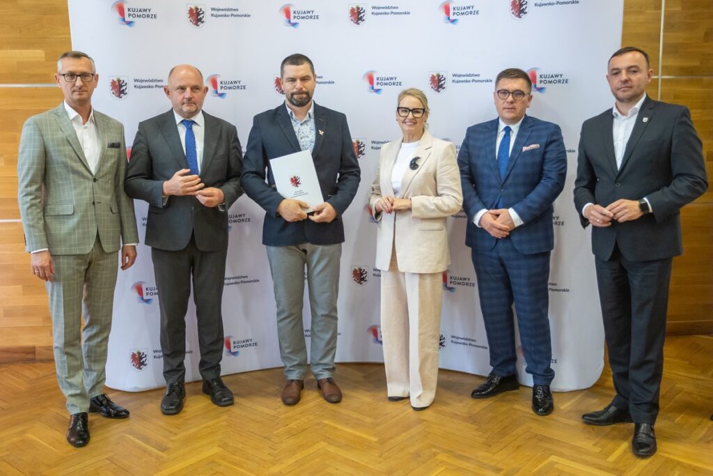 Wręczenie umów na dotację zakupu ciasta dla pszczół, fot. Mikołaj Kuras dla UMWKP