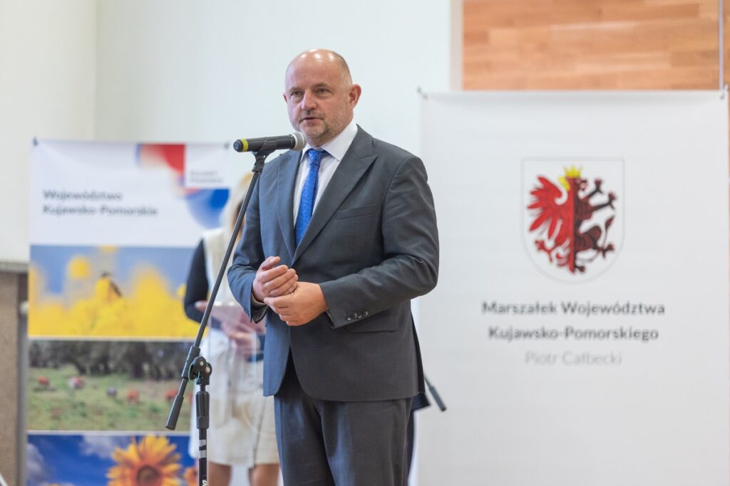 Wręczenie umów na dotację zakupu ciasta dla pszczół, fot. Mikołaj Kuras dla UMWKP